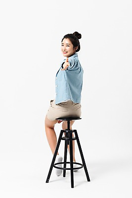포토 JPG 스튜디오촬영 전신 응시 여자 의자 반바지 실내 한명 미소 사람 앉기 성인 뒷모습 캐주얼 30대 한국인 뒤돌아보기 손내밀기 걸터앉기 성인여자한명만 국내포토 1 시선 옷 뷰포인트 가구 바지 모션 표정 동양인 손짓 내부 장년 여자한명만 성인여자만 파일형식