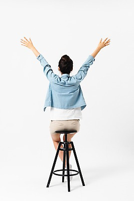 포토 JPG 스튜디오촬영 전신 여자 의자 팔벌리기 실내 한명 사람 앉기 손짓 성인 뒷모습 캐주얼 30대 손들기 만세 한국인 성인여자한명만 국내포토 1 옷 뷰포인트 가구 모션 동양인 내부 장년 여자한명만 성인여자만 파일형식