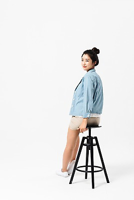 포토 JPG 스튜디오촬영 전신 응시 여자 의자 반바지 실내 한명 미소 사람 앉기 성인 뒷모습 캐주얼 30대 한국인 뒤돌아보기 걸터앉기 성인여자한명만 국내포토 1 시선 옷 뷰포인트 가구 바지 모션 표정 동양인 내부 장년 여자한명만 성인여자만 파일형식