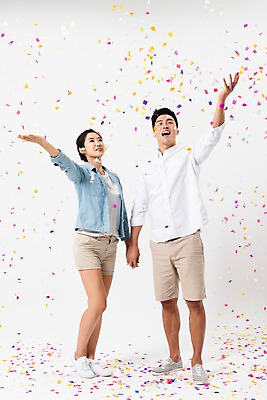 포토 JPG 스튜디오촬영 전신 커플 여자 남자 조각 포즈 팔벌리기 실내 서기 웃음 사람 성인 두명 앞모습 캐주얼 30대 손잡기 한국인 축하 뿌리기 색종이 성인만 흩날리기 국내포토 옷 종이 뷰포인트 컨셉 관계 모션 표정 동양인 내부 장년 파일형식