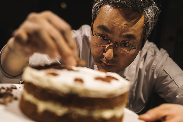 포토 JPG 응시 남자 40대 중년 실내 한명 사람 상반신 앞모습 케이크 요리사 빵집 한국인 조리복 집중 제빵 약올리기 음식데코레이션 피칸 중년남자한명만 국내포토 직업 1 시선 뷰포인트 컨셉 유니폼 디저트 동양인 성인 내부 제과제빵 상점 견과류 남자한명만 중년남자만 파일형식