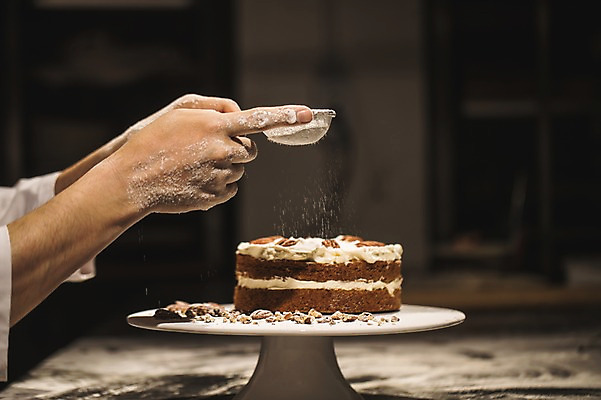 포토 JPG 남자 40대 중년 실내 한명 사람 근접촬영 신체부위 케이크 요리사 빵집 양손 채망 가루 제빵 중년남자한명만 국내포토 직업 1 손 뷰포인트 주방용품 디저트 성인 내부 제과제빵 상점 남자한명만 중년남자만 파일형식