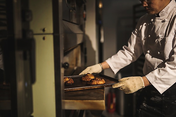 포토 직업 1 시선 음식 뷰포인트 중년 장갑 유니폼 모션 사람 동양인 성인 내부 제과제빵 상점 가전제품 남자한명만 중년남자만 파일형식 JPG 응시 남자 빵 쟁반 실내 한명 상반신 옆모습 빵집 한국인 잡기 오븐 조리복 제빵 넣기 목장갑 40대 중년남자한명만 요리사 국내포토