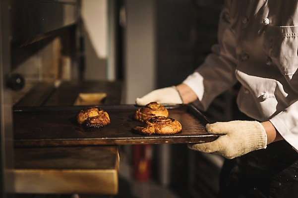 포토 JPG 남자 빵 40대 중년 쟁반 실내 한명 사람 상반신 옆모습 신체부위 요리사 한국인 양손 잡기 오븐 조리복 굽기 제빵 넣기 목장갑 중년남자한명만 국내포토 직업 1 손 음식 뷰포인트 장갑 유니폼 모션 동양인 성인 내부 제과제빵 가전제품 구이 남자한명만 중년남자만 파일형식