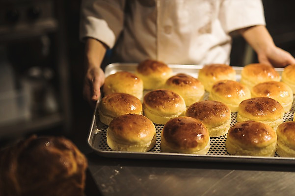 포토 JPG 남자 빵 40대 중년 쟁반 실내 한명 들기 사람 근접촬영 상반신 앞모습 요리사 여러개 빵집 한국인 조리복 굽기 제빵 중년남자한명만 국내포토 직업 1 음식 뷰포인트 다수 유니폼 모션 동양인 성인 내부 제과제빵 상점 구이 남자한명만 중년남자만 파일형식