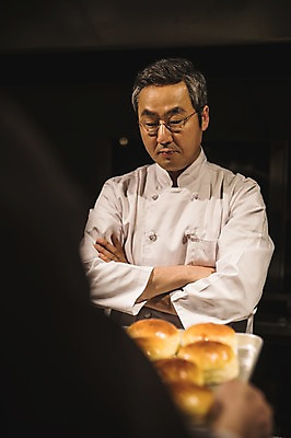 포토 JPG 응시 남자 빵 40대 중년 쟁반 실내 사람 상반신 20대 성인 두명 앞모습 신체부위 팔짱 요리사 빵집 한국인 고수 조리복 제빵 스승 중년남자한명만 국내포토 직업 시선 음식 뷰포인트 유니폼 모션 동양인 청년 내부 제과제빵 상점 향신료 남자한명만 중년남자만 파일형식