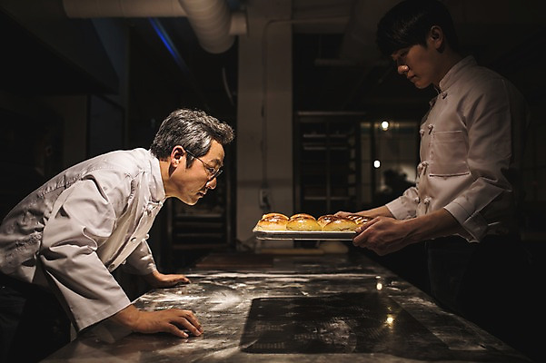 포토 JPG 응시 남자 빵 40대 중년 탁자 쟁반 실내 들기 사람 상반신 20대 두명 옆모습 요리사 빵집 한국인 고수 조리복 제빵 스승 제자 환풍기 성인남자만 중년남자한명만 국내포토 직업 시선 음식 뷰포인트 가구 유니폼 모션 동양인 청년 성인 내부 제과제빵 상점 장비 향신료 남자만 남자한명만 중년남자만 성인만 파일형식