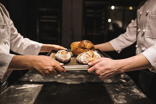 포토 JPG 남자 빵 40대 중년 탁자 쟁반 실내 사람 상반신 20대 두명 옆모습 신체부위 요리사 빵집 한국인 양손 잡기 고수 조리복 제빵 스승 제자 성인남자만 중년남자한명만 국내포토 직업 손 음식 뷰포인트 가구 유니폼 모션 동양인 청년 성인 내부 제과제빵 상점 향신료 남자만 남자한명만 중년남자만 성인만 파일형식