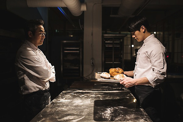 포토 JPG 응시 남자 40대 중년 탁자 쟁반 실내 들기 사람 상반신 20대 두명 옆모습 팔짱 요리사 빵집 한국인 가르침 고수 조리복 제빵 스승 제자 환풍기 성인남자만 중년남자한명만 국내포토 직업 시선 교육 뷰포인트 가구 유니폼 모션 동양인 청년 성인 내부 제과제빵 상점 장비 향신료 남자만 남자한명만 중년남자만 성인만 파일형식