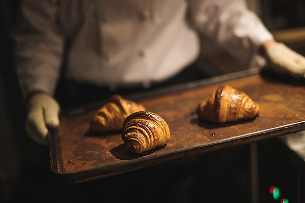 포토 JPG 남자 40대 중년 쟁반 실내 한명 들기 사람 상반신 앞모습 요리사 빵집 한국인 조리복 크루아상 굽기 제빵 목장갑 중년남자한명만 국내포토 직업 1 빵 뷰포인트 장갑 유니폼 모션 동양인 성인 내부 제과제빵 상점 구이 남자한명만 중년남자만 파일형식