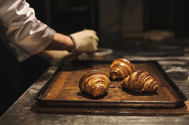 포토 JPG 손 남자 40대 중년 쟁반 실내 한명 사람 상반신 옆모습 신체부위 요리사 빵집 한국인 크루아상 제빵 목장갑 중년남자한명만 국내포토 직업 1 빵 뷰포인트 장갑 동양인 성인 내부 제과제빵 상점 남자한명만 중년남자만 파일형식