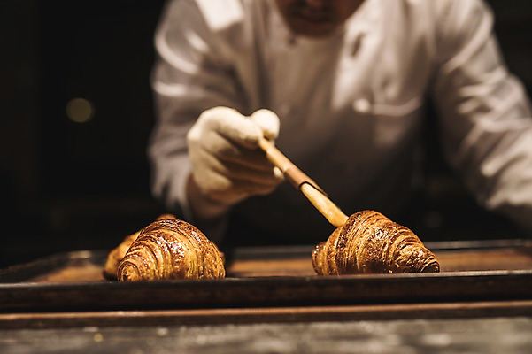 포토 직업 1 빵 뷰포인트 중년 유니폼 모션 사람 동양인 성인 내부 신체부위 제과제빵 상점 남자한명만 중년남자만 파일형식 JPG 손 남자 쟁반 실내 한명 상반신 앞모습 빵집 한국인 붓 조리복 크루아상 바르기 제빵 40대 중년남자한명만 요리사 국내포토