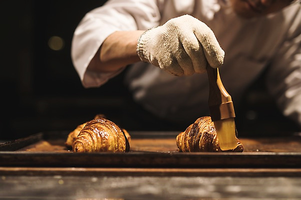 포토 JPG 손 남자 40대 중년 실내 한명 사람 근접촬영 상반신 앞모습 신체부위 요리사 빵집 한국인 붓 조리복 크루아상 바르기 제빵 중년남자한명만 국내포토 직업 1 빵 뷰포인트 유니폼 모션 동양인 성인 내부 제과제빵 상점 남자한명만 중년남자만 파일형식