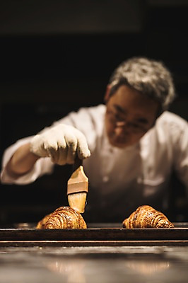 포토 JPG 응시 남자 40대 중년 쟁반 실내 한명 사람 상반신 앞모습 요리사 빵집 한국인 붓 조리복 크루아상 집중 바르기 제빵 중년남자한명만 국내포토 직업 1 시선 빵 뷰포인트 컨셉 유니폼 모션 동양인 성인 내부 제과제빵 상점 남자한명만 중년남자만 파일형식