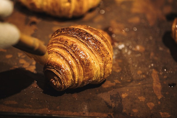 포토 직업 1 빵 뷰포인트 중년 모션 사람 성인 내부 신체부위 제과제빵 상점 남자한명만 중년남자만 파일형식 JPG 손 실내 한명 근접촬영 빵집 붓 크루아상 바르기 제빵 40대 중년남자한명만 요리사 국내포토