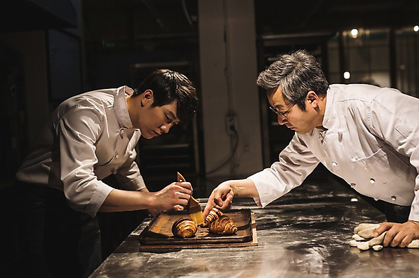 포토 JPG 응시 남자 40대 중년 쟁반 실내 사람 상반신 20대 성인 두명 옆모습 요리사 빵집 한국인 가리킴 붓 가르침 고수 크루아상 바르기 제빵 스승 제자 성인남자만 국내포토 직업 시선 교육 빵 뷰포인트 모션 동양인 손짓 청년 내부 제과제빵 상점 향신료 남자만 성인만 파일형식