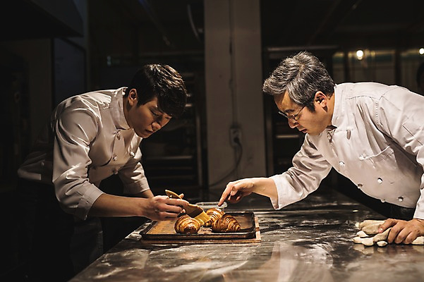 포토 JPG 응시 남자 40대 중년 쟁반 실내 사람 상반신 20대 성인 두명 옆모습 요리사 빵집 한국인 가리킴 붓 가르침 고수 크루아상 바르기 제빵 스승 제자 성인남자만 국내포토 직업 시선 교육 빵 뷰포인트 모션 동양인 손짓 청년 내부 제과제빵 상점 향신료 남자만 성인만 파일형식