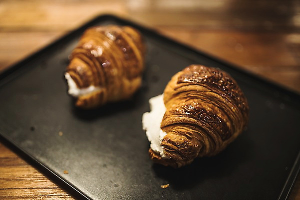 포토 빵 뷰포인트 내부 제과제빵 상점 파일형식 JPG 쟁반 실내 근접촬영 사람없음 빵집 크루아상 제빵 크림빵 국내포토