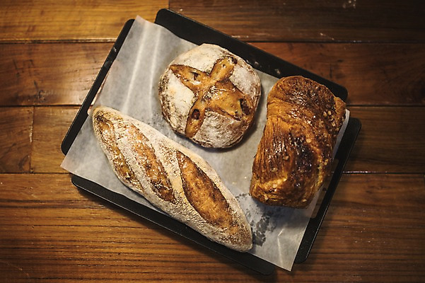포토 종이 빵 뷰포인트 내부 제과제빵 상점 파일형식 JPG 쟁반 실내 근접촬영 사람없음 빵집 바게트 제빵 기름종이 국내포토