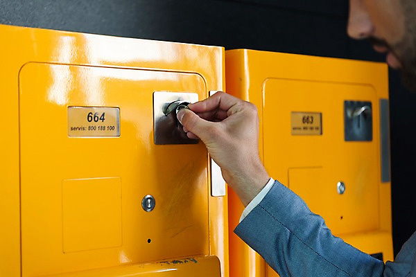 포토 JPG 서양인 손 남자 비즈니스 실내 한명 사람 정장 근접촬영 상반신 20대 성인 옆모습 신체부위 노란색 동전 비즈니스맨 공중전화 프라하 외근 넣기 성인남자한명만 국내포토 외국인 1 옷 뷰포인트 컬러 돈 모션 청년 내부 업무 직장인 전화기 체코 남자한명만 성인남자만 파일형식