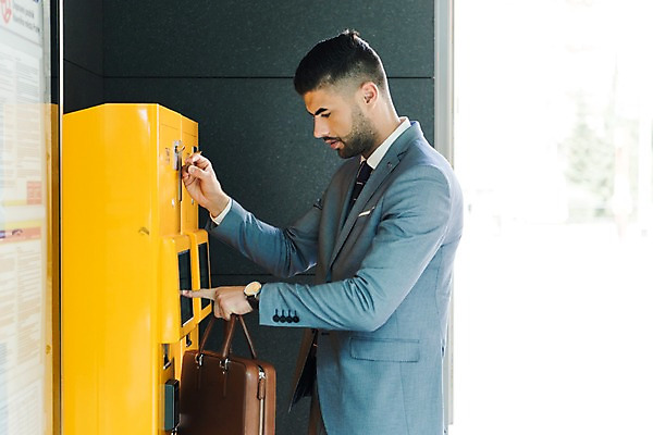 포토 JPG 서양인 응시 남자 서류가방 비즈니스 실내 한명 들기 사람 정장 상반신 20대 성인 옆모습 동전 비즈니스맨 누름 손목시계 공중전화 프라하 외근 넣기 성인남자한명만 국내포토 외국인 1 시선 옷 뷰포인트 시계 돈 가방 장신구 모션 청년 내부 업무 직장인 전화기 체코 남자한명만 성인남자만 파일형식