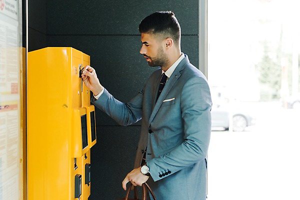 포토 JPG 서양인 남자 서류가방 비즈니스 실내 한명 들기 사람 정장 상반신 20대 성인 옆모습 동전 비즈니스맨 공중전화 프라하 외근 넣기 성인남자한명만 국내포토 외국인 1 옷 뷰포인트 돈 가방 모션 청년 내부 업무 직장인 전화기 체코 남자한명만 성인남자만 파일형식