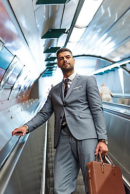 포토 JPG 서양인 응시 남자 로우앵글 서류가방 비즈니스 실내 한명 들기 사람 정장 상반신 20대 성인 앞모습 비즈니스맨 에스컬레이터 프라하 외근 성인남자한명만 국내포토 외국인 1 시선 옷 뷰포인트 가방 모션 청년 내부 업무 직장인 체코 남자한명만 성인남자만 파일형식