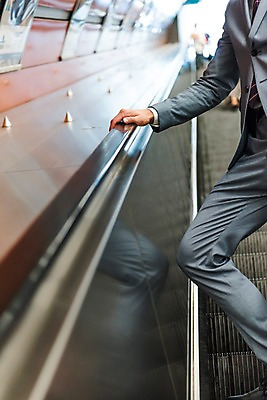 포토 JPG 서양인 남자 액자 비즈니스 실내 한명 사람 정장 상반신 20대 성인 옆모습 잡기 비즈니스맨 에스컬레이터 프라하 외근 성인남자한명만 국내포토 외국인 1 옷 뷰포인트 모션 청년 내부 업무 직장인 체코 남자한명만 성인남자만 파일형식