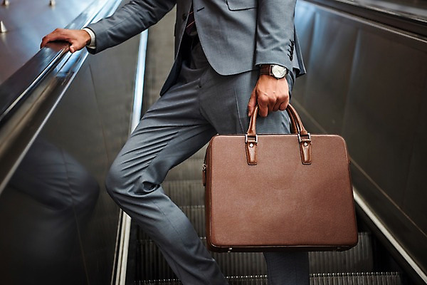 포토 JPG 서양인 남자 서류가방 비즈니스 실내 한명 들기 사람 정장 20대 성인 앞모습 하반신 비즈니스맨 손목시계 에스컬레이터 프라하 외근 성인남자한명만 국내포토 외국인 1 옷 뷰포인트 시계 가방 장신구 모션 청년 내부 업무 직장인 체코 남자한명만 성인남자만 파일형식