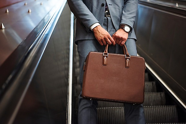 포토 JPG 서양인 남자 서류가방 비즈니스 실내 한명 들기 사람 정장 20대 성인 앞모습 하반신 비즈니스맨 손목시계 에스컬레이터 프라하 외근 성인남자한명만 국내포토 외국인 1 옷 뷰포인트 시계 가방 장신구 모션 청년 내부 업무 직장인 체코 남자한명만 성인남자만 파일형식