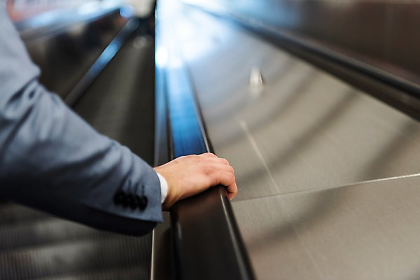 포토 JPG 서양인 손 남자 비즈니스 실내 한명 사람 정장 근접촬영 20대 성인 신체부위 비즈니스맨 오르기 에스컬레이터 프라하 외근 성인남자한명만 국내포토 외국인 1 옷 뷰포인트 모션 청년 내부 업무 직장인 체코 남자한명만 성인남자만 파일형식