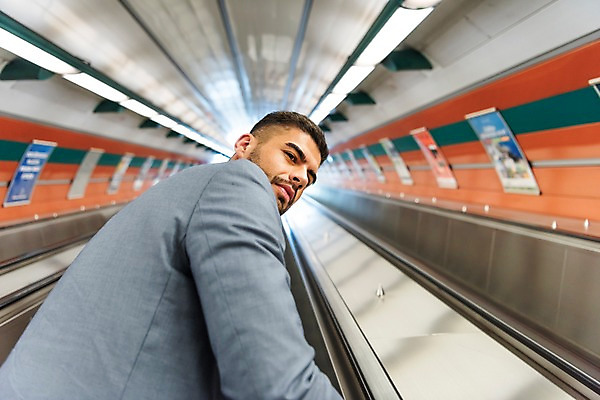 포토 JPG 서양인 응시 남자 로우앵글 액자 비즈니스 실내 한명 사람 정장 상반신 20대 성인 뒷모습 비즈니스맨 뒤돌아보기 오르기 에스컬레이터 프라하 외근 성인남자한명만 국내포토 외국인 1 시선 옷 뷰포인트 모션 청년 내부 업무 직장인 체코 남자한명만 성인남자만 파일형식
