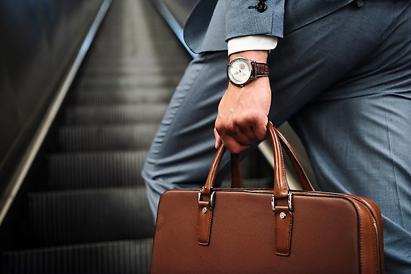 포토 JPG 서양인 손 남자 서류가방 비즈니스 실내 한명 사람 정장 근접촬영 20대 성인 뒷모습 신체부위 하반신 비즈니스맨 손목시계 오르기 에스컬레이터 프라하 외근 성인남자한명만 국내포토 외국인 1 옷 뷰포인트 시계 가방 장신구 모션 청년 내부 업무 직장인 체코 남자한명만 성인남자만 파일형식