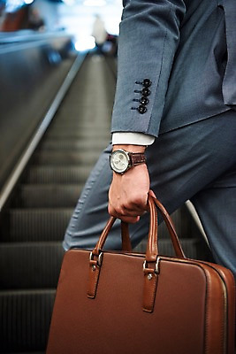 포토 JPG 서양인 손 남자 서류가방 비즈니스 실내 한명 사람 정장 근접촬영 상반신 20대 성인 뒷모습 신체부위 비즈니스맨 손목시계 오르기 에스컬레이터 프라하 외근 성인남자한명만 국내포토 외국인 1 옷 뷰포인트 시계 가방 장신구 모션 청년 내부 업무 직장인 체코 남자한명만 성인남자만 파일형식