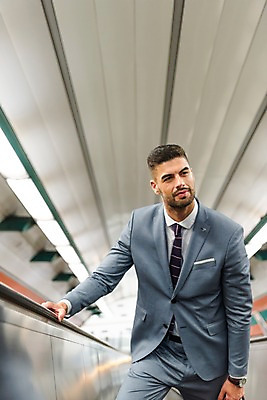 포토 JPG 서양인 응시 남자 서류가방 비즈니스 전등 실내 한명 들기 사람 정장 상반신 20대 성인 앞모습 비즈니스맨 오르기 에스컬레이터 프라하 외근 성인남자한명만 국내포토 외국인 1 시선 옷 뷰포인트 가방 모션 조명 청년 내부 업무 직장인 체코 남자한명만 성인남자만 파일형식