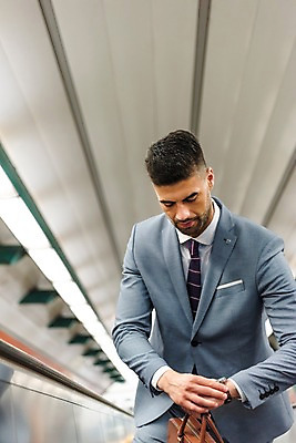 포토 JPG 서양인 남자 서류가방 비즈니스 전등 실내 한명 들기 사람 정장 상반신 20대 성인 앞모습 비즈니스맨 손목시계 오르기 에스컬레이터 프라하 외근 시계보기 성인남자한명만 국내포토 외국인 1 옷 뷰포인트 시계 가방 장신구 모션 조명 청년 내부 업무 직장인 체코 남자한명만 성인남자만 파일형식