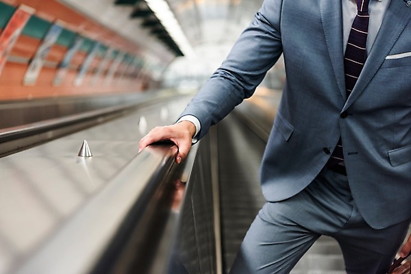 포토 JPG 서양인 손 남자 서류가방 비즈니스 전등 실내 한명 들기 사람 정장 상반신 20대 성인 앞모습 신체부위 비즈니스맨 오르기 에스컬레이터 프라하 외근 성인남자한명만 국내포토 외국인 1 옷 뷰포인트 가방 모션 조명 청년 내부 업무 직장인 체코 남자한명만 성인남자만 파일형식