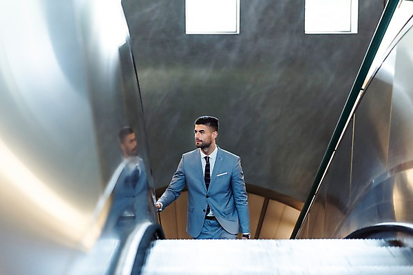 포토 JPG 서양인 응시 남자 비즈니스 전등 실내 한명 사람 정장 상반신 20대 성인 앞모습 비즈니스맨 오르기 에스컬레이터 프라하 외근 성인남자한명만 국내포토 외국인 1 시선 옷 뷰포인트 모션 조명 청년 내부 업무 직장인 체코 남자한명만 성인남자만 파일형식