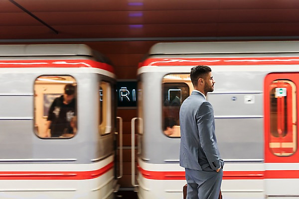 포토 JPG 서양인 응시 남자 서류가방 비즈니스 실내 한명 서기 들기 사람 정장 상반신 20대 성인 옆모습 비즈니스맨 전철 주머니손 프라하 정차 외근 성인남자한명만 국내포토 외국인 1 시선 옷 육상교통 뷰포인트 가방 모션 대중교통 청년 내부 업무 직장인 체코 남자한명만 성인남자만 파일형식