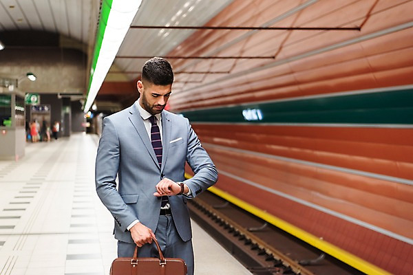 포토 JPG 서양인 응시 남자 서류가방 비즈니스 실내 한명 들기 사람 정장 상반신 20대 성인 앞모습 기찻길 비즈니스맨 기다림 플랫폼 손목시계 프라하 외근 시계보기 성인남자한명만 국내포토 외국인 1 시선 옷 뷰포인트 시계 가방 장신구 교통시설 모션 청년 내부 업무 직장인 체코 남자한명만 성인남자만 파일형식