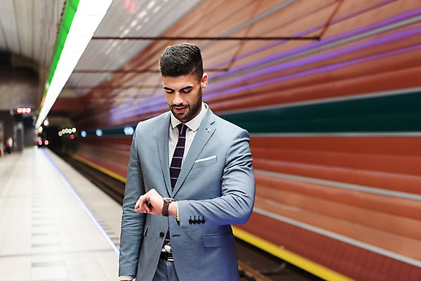 포토 JPG 서양인 응시 남자 비즈니스 실내 한명 사람 정장 상반신 20대 성인 앞모습 기찻길 비즈니스맨 기다림 플랫폼 손목시계 프라하 외근 시계보기 성인남자한명만 국내포토 외국인 1 시선 옷 뷰포인트 시계 장신구 교통시설 모션 청년 내부 업무 직장인 체코 남자한명만 성인남자만 파일형식