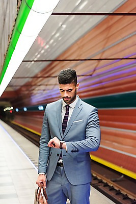 포토 JPG 서양인 응시 남자 서류가방 비즈니스 실내 한명 들기 사람 정장 상반신 20대 성인 앞모습 기찻길 비즈니스맨 플랫폼 손목시계 프라하 외근 시계보기 성인남자한명만 국내포토 외국인 1 시선 옷 뷰포인트 시계 가방 장신구 교통시설 모션 청년 내부 업무 직장인 체코 남자한명만 성인남자만 파일형식