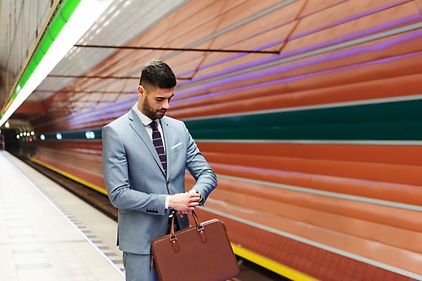 포토 JPG 서양인 응시 남자 서류가방 비즈니스 실내 한명 서기 들기 사람 정장 상반신 20대 성인 앞모습 비즈니스맨 기다림 플랫폼 프라하 외근 시계보기 성인남자한명만 국내포토 외국인 1 시선 옷 뷰포인트 가방 교통시설 모션 청년 내부 업무 직장인 체코 남자한명만 성인남자만 파일형식