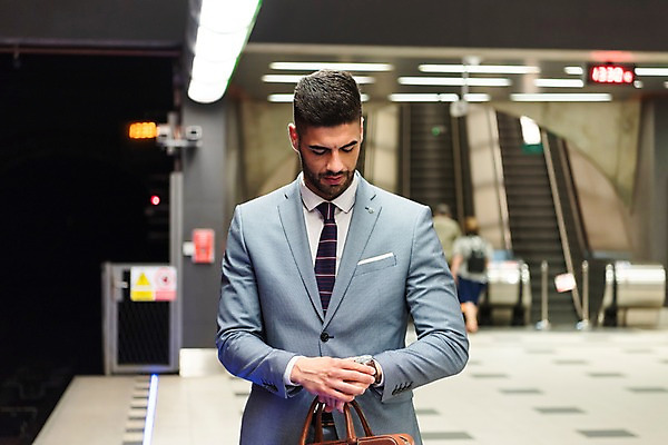 포토 JPG 서양인 응시 남자 서류가방 비즈니스 실내 한명 들기 사람 정장 상반신 20대 성인 앞모습 비즈니스맨 기다림 플랫폼 손목시계 에스컬레이터 프라하 외근 시계보기 성인남자한명만 국내포토 외국인 1 시선 옷 뷰포인트 시계 가방 장신구 교통시설 모션 청년 내부 업무 직장인 체코 남자한명만 성인남자만 파일형식