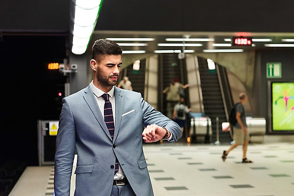 포토 JPG 서양인 응시 남자 비즈니스 실내 한명 사람 정장 상반신 20대 성인 앞모습 비즈니스맨 플랫폼 손목시계 에스컬레이터 프라하 외근 시계보기 성인남자한명만 국내포토 외국인 1 시선 옷 뷰포인트 시계 장신구 교통시설 청년 내부 업무 직장인 체코 남자한명만 성인남자만 파일형식