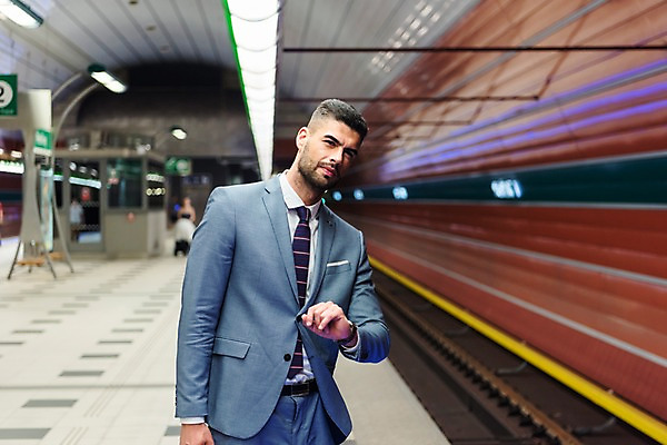 포토 JPG 서양인 응시 남자 비즈니스 실내 한명 사람 정장 상반신 20대 성인 앞모습 손들기 기찻길 비즈니스맨 플랫폼 손목시계 프라하 외근 성인남자한명만 국내포토 외국인 1 시선 옷 뷰포인트 시계 장신구 교통시설 모션 청년 내부 업무 직장인 체코 남자한명만 성인남자만 파일형식