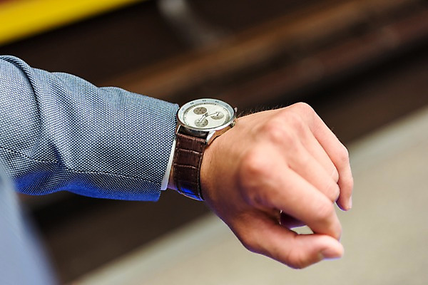 포토 JPG 서양인 손 남자 비즈니스 실내 한명 사람 정장 근접촬영 20대 성인 신체부위 비즈니스맨 손목시계 프라하 외근 성인남자한명만 국내포토 외국인 1 옷 뷰포인트 시계 장신구 청년 내부 업무 직장인 체코 남자한명만 성인남자만 파일형식