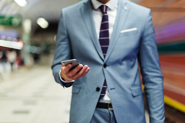 포토 JPG 서양인 남자 비즈니스 실내 한명 서기 들기 사람 정장 상반신 20대 성인 앞모습 스마트폰 비즈니스맨 플랫폼 프라하 외근 성인남자한명만 국내포토 외국인 1 옷 뷰포인트 교통시설 모션 청년 내부 핸드폰 스마트기기 업무 직장인 체코 남자한명만 성인남자만 파일형식