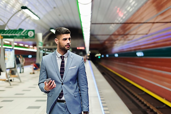 포토 JPG 서양인 응시 남자 비즈니스 실내 한명 들기 사람 정장 상반신 20대 성인 앞모습 스마트폰 기찻길 비즈니스맨 플랫폼 프라하 외근 성인남자한명만 국내포토 외국인 1 시선 옷 뷰포인트 교통시설 모션 청년 내부 핸드폰 스마트기기 업무 직장인 체코 남자한명만 성인남자만 파일형식