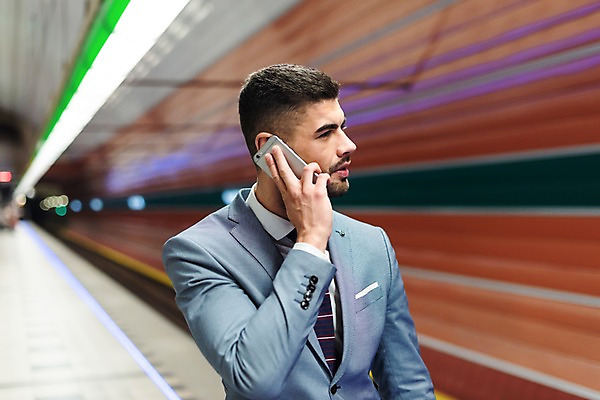 포토 JPG 서양인 응시 남자 비즈니스 실내 한명 사람 정장 상반신 20대 성인 앞모습 스마트폰 비즈니스맨 플랫폼 통화 프라하 외근 성인남자한명만 국내포토 외국인 1 시선 옷 뷰포인트 교통시설 모션 청년 내부 핸드폰 스마트기기 업무 직장인 체코 남자한명만 성인남자만 파일형식